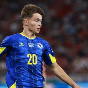 Amerika'da doğan Boşnak Esmir Bajraktarevic formasındaki soyadıyla d&uuml;nyaya mesaj veriyor!