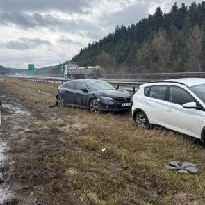 Anadolu Otoyolu'nda 9 ara&ccedil; kazaya karıştı