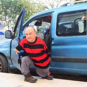 Ayaklarıyla tıraş oluyor, yemek yiyor, para &uuml;st&uuml; veriyor