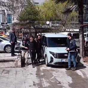 Babalarını bı&ccedil;ak ve nacak ile &ouml;ld&uuml;ren 2 kardeş, adliyeye sevk edildi