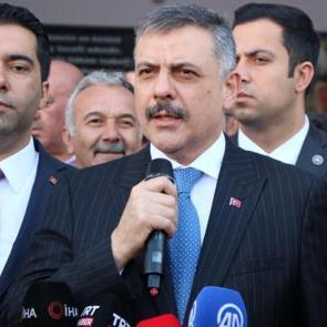  Bakan &Ccedil;ift&ccedil;i, Neşet Ertaş'ın kabrini ziyaret etti 