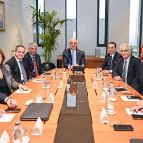 Bakan Ersoy'dan 2026 turizmi i&ccedil;in kritik toplantı