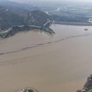 Baraj y&uuml;zde 100 doldu, Valilik taşkın uyarısı yaptı! 'Uzak durun'