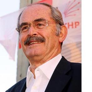 CHP&rsquo;nin g&uuml;ndeminden habersiz en iyi bildiği işe devam: &Ouml;zg&uuml;r &Ouml;zel&rsquo;in heykelini yaptı