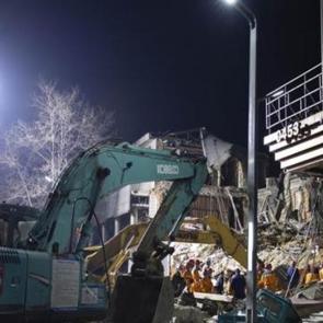&Ccedil;in'de bina &ccedil;&ouml;kt&uuml;! &Ccedil;ok sayıda &ouml;l&uuml; var
