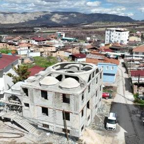 Depremde yıkıldı, umutla y&uuml;kseliyor: Balaban &Ccedil;arşı Camii i&ccedil;in g&ouml;zler hayırseverlerde