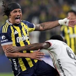 Derbide korkutan sakatlık! Kafa travması ş&uuml;phesi sebebiyle hastaneye g&ouml;t&uuml;r&uuml;ld&uuml;