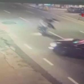 Dikkatsizlik 2 genci hayattan kopardı korkun&ccedil; kaza anı kamerada