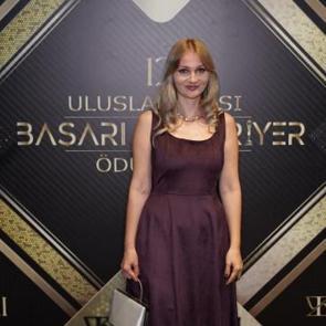 Dijital eğitimin yıldızı Elif &Ouml;ğretmen'e b&uuml;y&uuml;k &ouml;d&uuml;l!