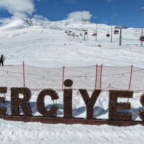 Erciyes Kayak Merkezi&rsquo;nde sezon nisan ayında da devam ediyor