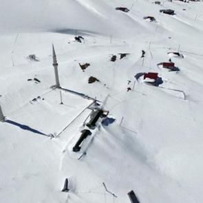 Fatih Sultan Mehmet Cuma namazı kıldırmıştı: &Uuml;st&uuml; a&ccedil;ık cami kar ile kaplandı!