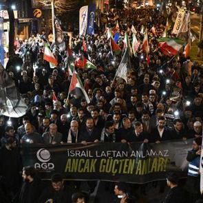 Fatih'te AGD'den y&uuml;kselen ses: Meydanlarda toplanmak imani vazifemizdir