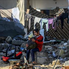 Gazzeli &ccedil;ocuklar ateşkesin g&ouml;lgesinde a&ccedil;lıkla savaşıyor