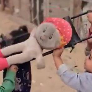 Gazzeli &ccedil;ocukların y&uuml;rek burkan cenaze oyunu