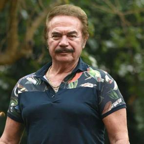 G&uuml;nlerdir tedavi altındaydı! Orhan Gencebay'dan ilk g&ouml;r&uuml;nt&uuml;