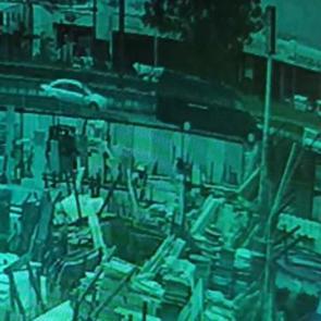 G&uuml;venlik kamerası kaydetti: Ters y&ouml;ne giren otomobil dehşet sa&ccedil;tı