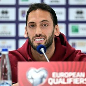 Hakan &Ccedil;alhanoğlu: Bizi koparmaya &ccedil;alışanlar var!
