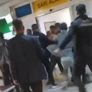 Hastane değil sanki boks ringi: Acil serviste tekme tokat birbirlerine girdiler