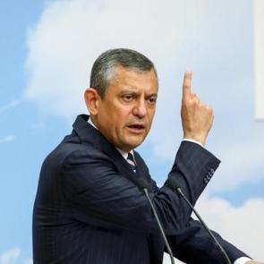 Hazıra konup caka sattı! &Ouml;zg&uuml;r &Ouml;zel'in 'emek hırsızlığına' AK Parti'den sert tepki