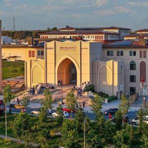 İbn Haldun &Uuml;niversitesi&rsquo;ne Y&Ouml;KAK'tan 5 yıllık tam akreditasyon: Kalite tescillendi
