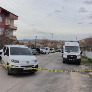 İki oğlunun bı&ccedil;ak ve nacakla saldırdığı baba &ouml;ld&uuml;!