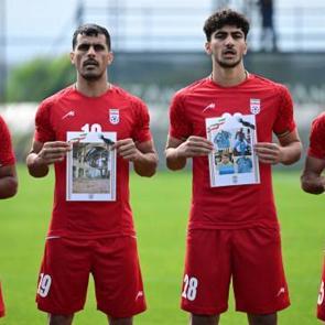 İranlı futbolculardan d&uuml;nyaya anlamlı mesaj! FIFA başkanı da trib&uuml;ndeydi