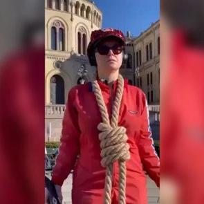 İsrail'in idam kararına urganlı tepki! Parlamento binasının &ouml;n&uuml;nde boynuna ge&ccedil;irdi