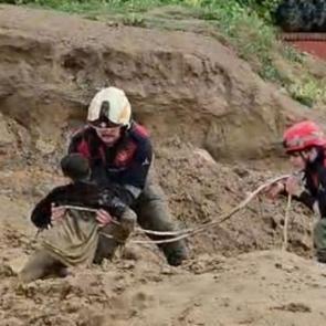 İzmir'de &ccedil;amura saplanan &ccedil;ocukları itfaiye kurtardı