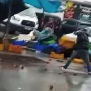 İzmir'de cinnet getiren manav satırla dehşet sa&ccedil;tı