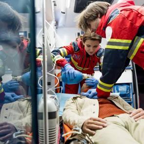 Kalp masajında ilk dakikalar kritik: Uzmanlardan doğru m&uuml;dahale uyarısı