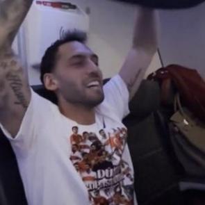 Kaptan Hakan &Ccedil;alhanoğlu'ndan 'Bir oluruz yolunda' performansı