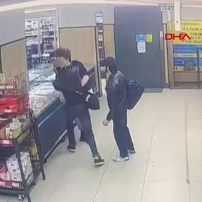 K&uuml;&ccedil;&uuml;k&ccedil;ekmece&rsquo;de kendilerinden ş&uuml;phelenen market &ccedil;alışanına yumruk atıp ka&ccedil;tılar 