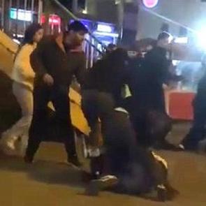 Liselilerin laf atma kavgası sokağı savaş alanına &ccedil;evirdi