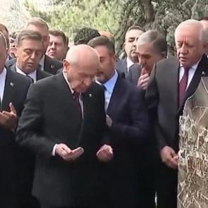 MHP lideri Bah&ccedil;eli, Alparslan T&uuml;rkeş'in kabrini ziyaret etti