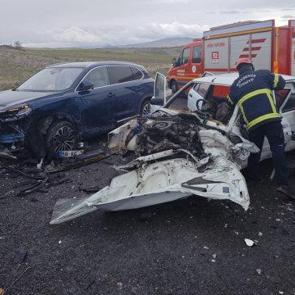 Nevşehir'de iki otomobil &ccedil;arpıştı: 1 &ouml;l&uuml;, 2 yaralı