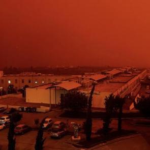 Korku filmi gibi! Toz bulutu &uuml;lkeyi adeta yuttu