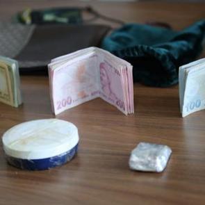  Otob&uuml;ste unutulan i&ccedil;inde 600 bin liralık altın olan &ccedil;anta sahibine ulaştırıldı