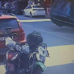 Otomobil park halindeki araca &ccedil;arpıp takla attı