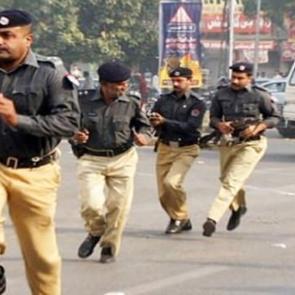 Pakistan'da polis karakoluna saldırı! &Ouml;l&uuml; ve yaralılar var