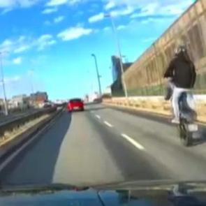 Pendik'te trafikte akrobatik hareket yapan motosikletli maganda cezadan ka&ccedil;amadı