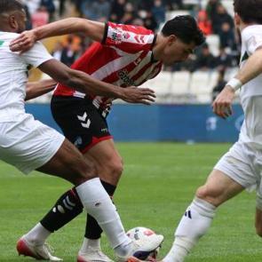 Play-off hedefleyen takıma evinde darbe! 4 goll&uuml; ma&ccedil;ı kazanıp zirveden kopmadılar