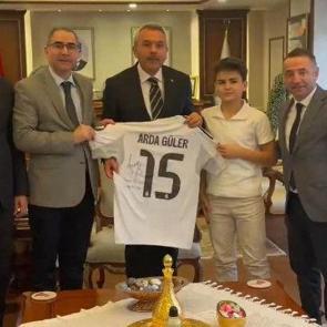 Erdoğan'dan imzalı Arda G&uuml;ler forması istemişti: Rizeli Safa formasına kavuştu