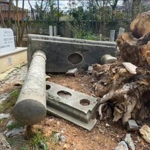 Sarıyer&rsquo;de İBB&rsquo;ye mezarlık isyanı: Dilek&ccedil;eler &ccedil;&ouml;pe, kabirler enkaza d&ouml;nd&uuml;