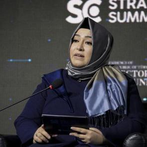 Sena Nur &Ccedil;elik Kanat: 'Savaş hi&ccedil;bir zaman kadınları &ouml;zg&uuml;rleştirmemiştir'