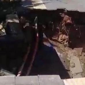 Siirt&rsquo;te kaldırım &ccedil;&ouml;kt&uuml;; yol trafiğe kapatıldı