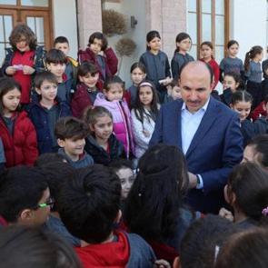 Taş Bina&rsquo;da anlamlı ziyaret: Başkan Altay &ouml;ğrencilerle bir araya geldi