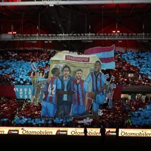 Trabzonspor'dan Galatasaray'a g&ouml;ndermeli koreografi! 'Bazı g&uuml;&ccedil;ler yetmedi'