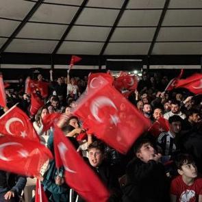 T&uuml;rkiye D&uuml;nya Kupası'nı kutluyor! Vatandaşlar sokağa d&ouml;k&uuml;ld&uuml;