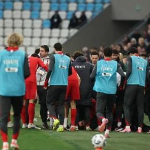 &Uuml;mit Milli Takım'a hakem operasyonu! 8 kişi kaldık, 3-0 kaybettik