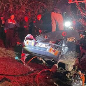 Yol kenarındaki ağaca &ccedil;arptı: 2 &ouml;l&uuml;!